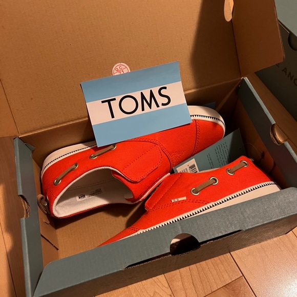 Brand new never worn in the box Toms Pasadena Youth Size 4 - Picture 3 of 9